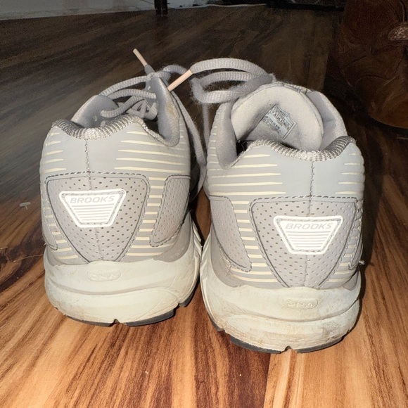 Brooks Gray Athletic Shoes with Supportive Midsole and Breathable Mesh - Picture 2 of 4